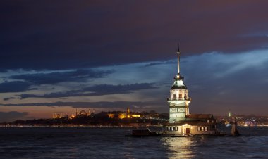 Güzel genç kızları kuleye bakış