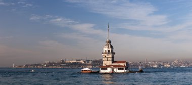 Güzel genç kızları kuleye bakış