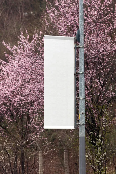 Banner en blanco rollo al aire libre — Foto de Stock