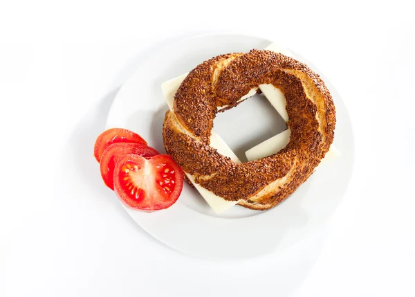 Bagel turco fatiado com queijo — Fotografia de Stock