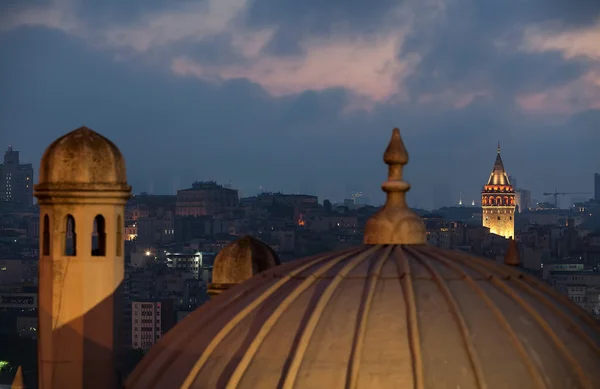 Galata Kulesi ile aydınlatma — Stok fotoğraf