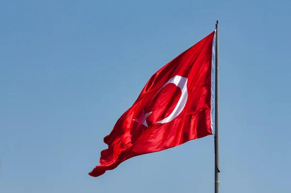 Türkische Flagge an der Stange — Stockfoto