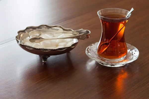 Türkischer Tee in Glasschale — Stockfoto