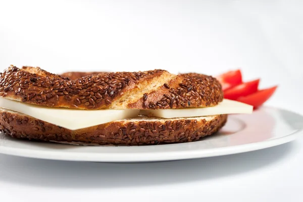 Bagel turco fatiado com queijo — Fotografia de Stock
