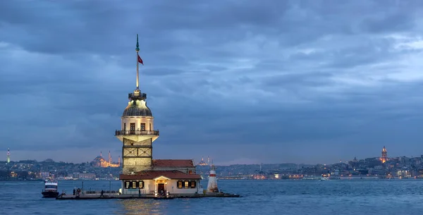 Güzel genç kızları kuleye bakış — Stok fotoğraf