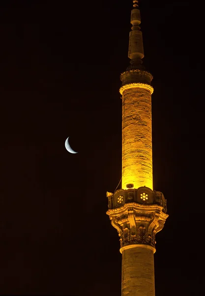 Mesquita de Ortakoy Mecidiye minarete — Fotografia de Stock