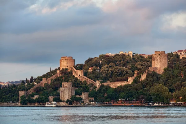 Zöld dombon Rumeli Castle — Stock Fotó