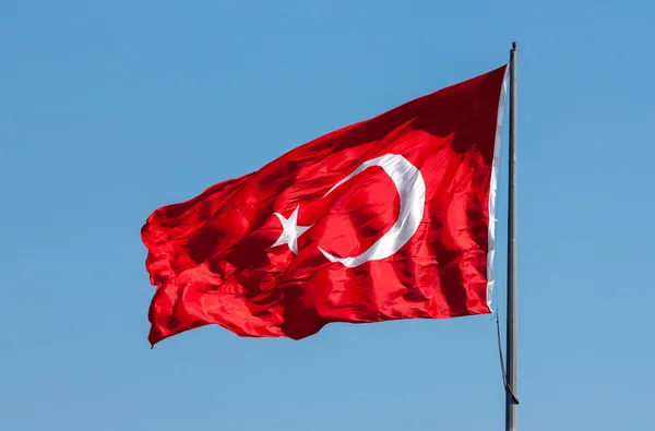 Türkische Flagge an der Stange — Stockfoto