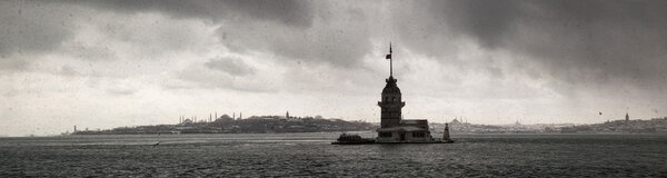 Живописный вид на Девичью башню
