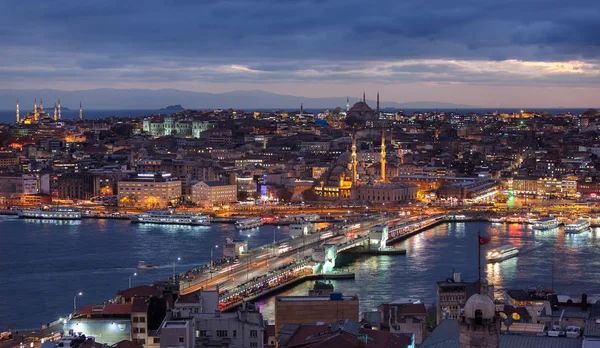 Paisaje urbano nocturno de Estambul — Foto de Stock