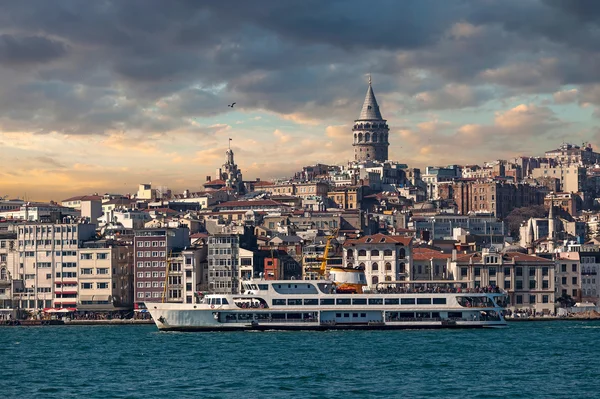 Torre da Galata e paisagem urbana de Istambul — Fotografia de Stock