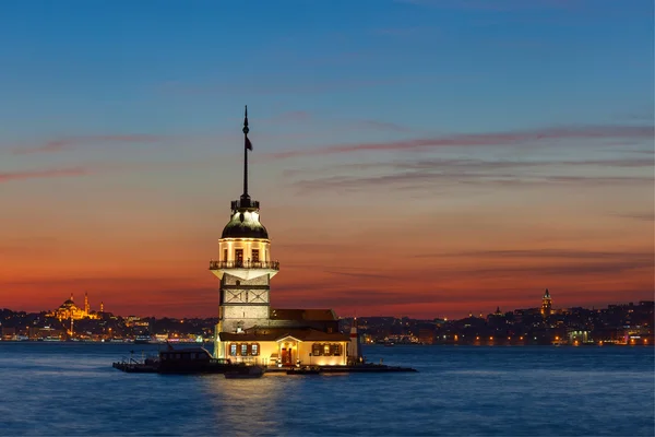 Güzel genç kızları kuleye bakış — Stok fotoğraf