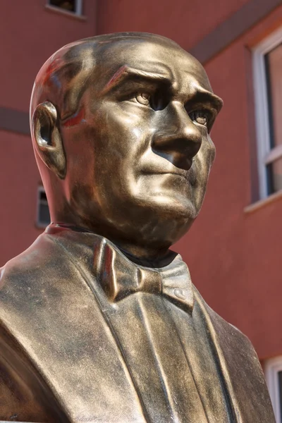 Ataturk popiersie z brązu — Zdjęcie stockowe
