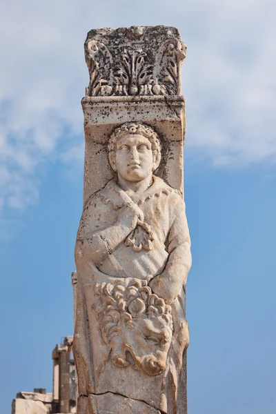 Antiguo pilar con estatua — Foto de Stock