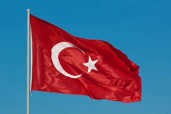 Türkische Flagge an der Stange — Stockfoto