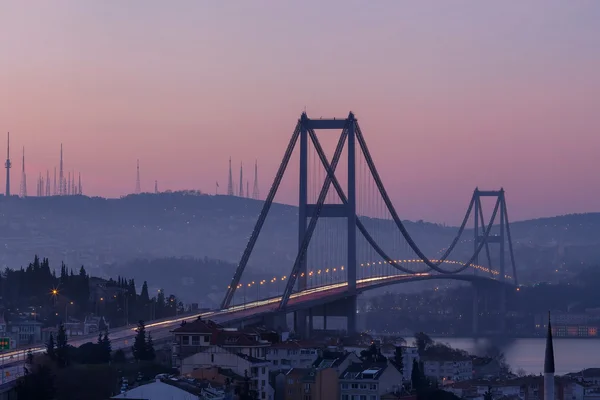 Boğaziçi Köprüsü şafak — Stok fotoğraf