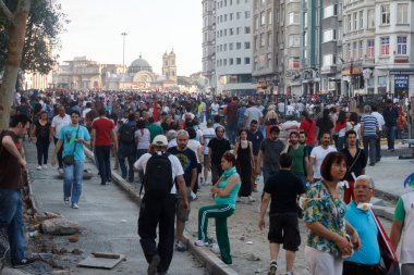 Protesto etmek için Taksim'de insanlar