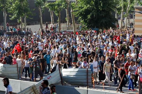 Lidé jsou na náměstí Taksim protestovat — Stock fotografie