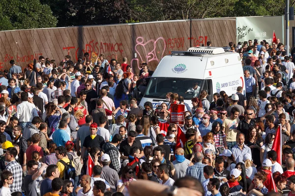 Ambulance snijden door de menigte — Stockfoto