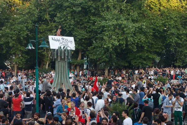 Люди знаходяться на площі Таксім, на знак протесту — стокове фото