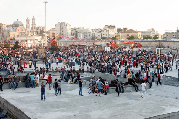 Mensen lopen het Taksim-plein te protesteren — Stockfoto