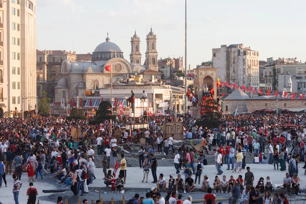 Menschen protestieren auf dem Taksim-Platz — Stockfoto