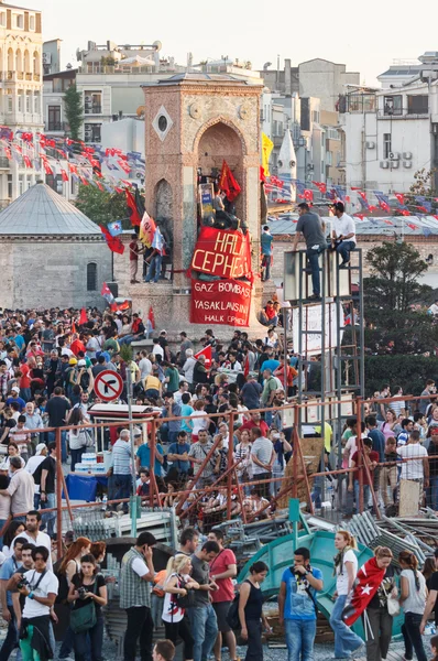 As pessoas estão na Praça Taksim para protestar — Fotografia de Stock