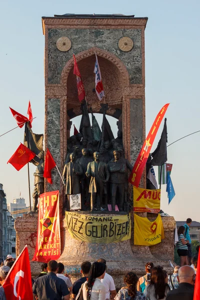 Lidé jsou na náměstí Taksim protestovat — Stock fotografie