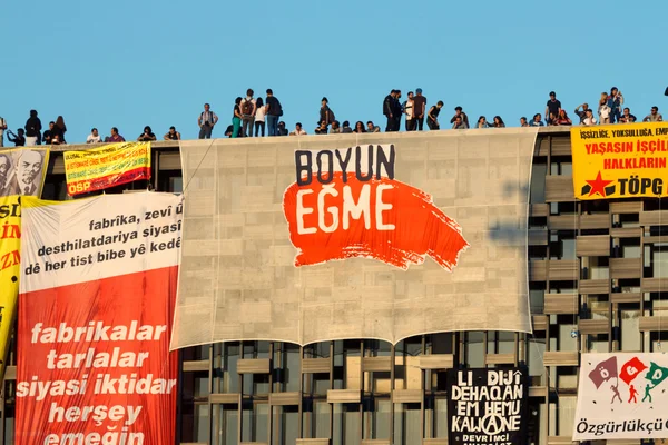 Lidé jsou na náměstí Taksim — Stock fotografie