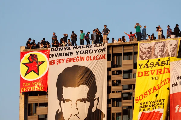 Lidé jsou na náměstí Taksim — Stock fotografie