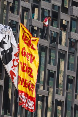 Protesto etmek için Taksim'de insanlar