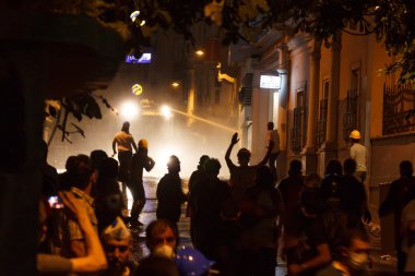 Protesters figting against tomas
