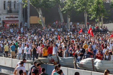 Protesto etmek için Taksim'de insanlar