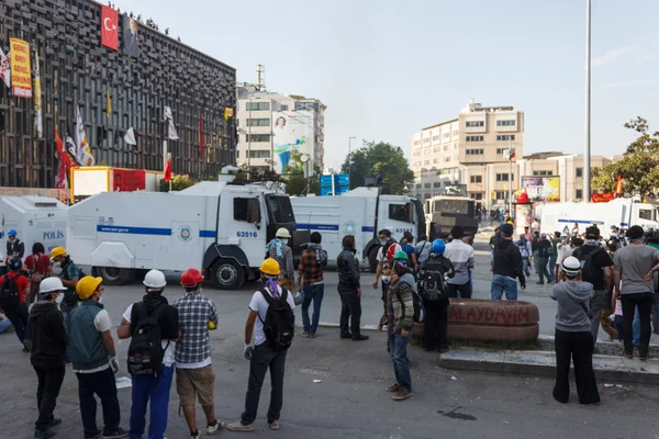 Lidé jsou na náměstí Taksim protestovat — Stock fotografie