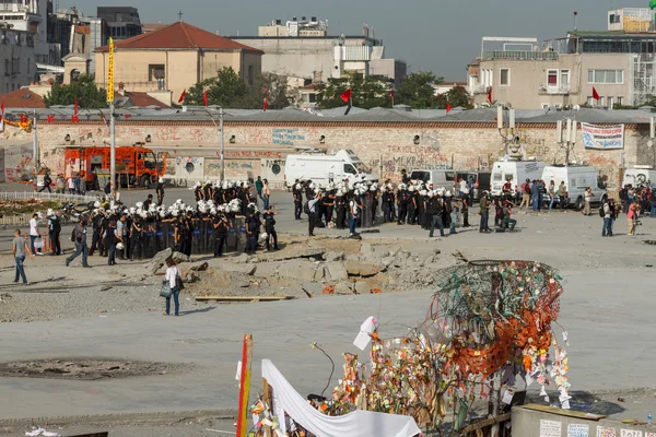 Lidé jsou na náměstí Taksim protestovat — Stock fotografie