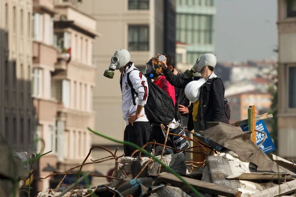 Menschen protestieren auf dem Taksim-Platz — Stockfoto