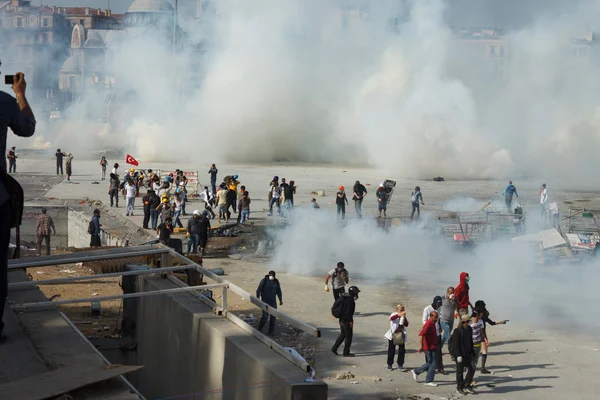 Protesto etmek için Taksim'de insanlar — Stok fotoğraf