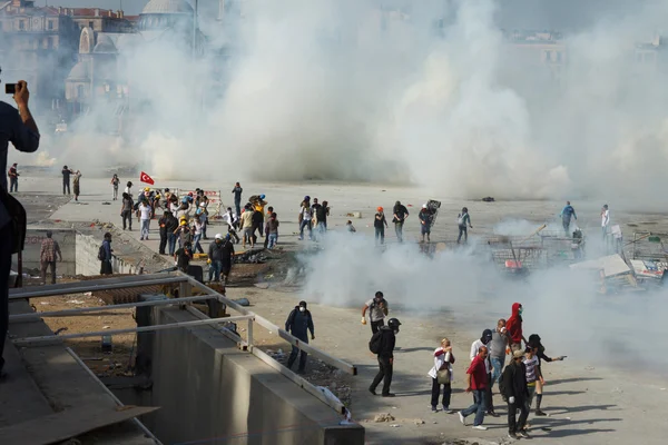 Mensen lopen het Taksim-plein te protesteren — Stockfoto