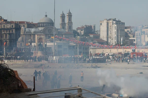 Lidé jsou na náměstí Taksim protestovat — Stock fotografie