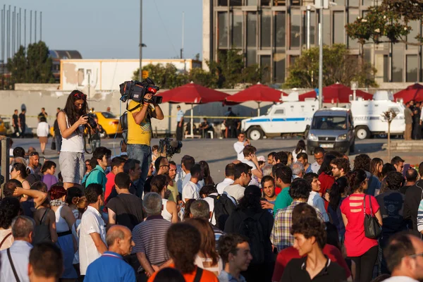 People protesting by standing — Stockfoto