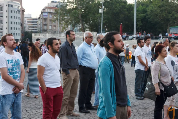 Menschen protestieren, indem sie stehen — Stockfoto