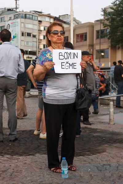 Menschen protestieren, indem sie stehen — Stockfoto