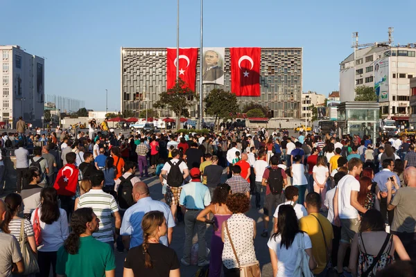 Demonstranten stehen auf dem Taksim-Platz — Stockfoto