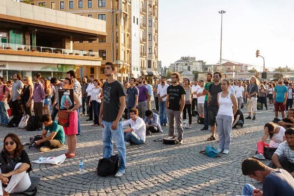 People protesting by standing in Taksim Square — Stockfoto