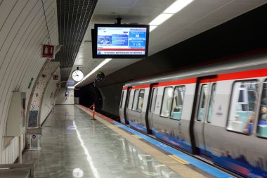 Istanbul Metro, train in tunnel