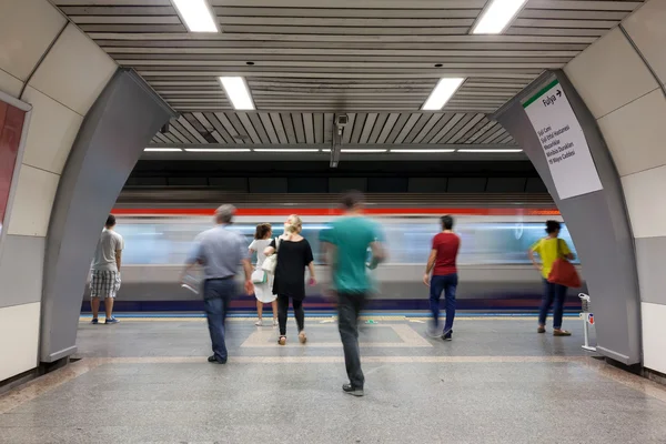 Gente en la plataforma en Estambul Metro — Foto de Stock