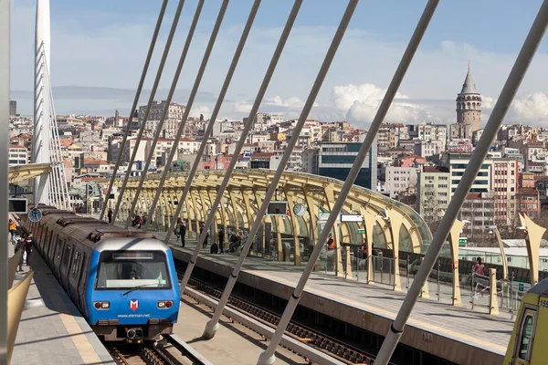 Haliç köprüsünde metro tren — Stok fotoğraf
