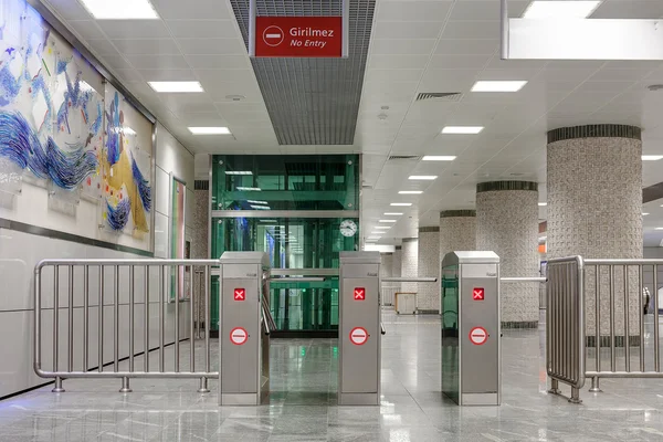 Salida del metro de Estambul con torniquetes — Foto de Stock