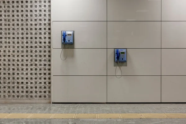 Estambul Metro teléfonos públicos en la pared — Foto de Stock