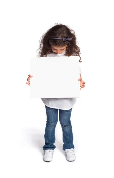 Niña feliz con tablero en blanco — Foto de Stock